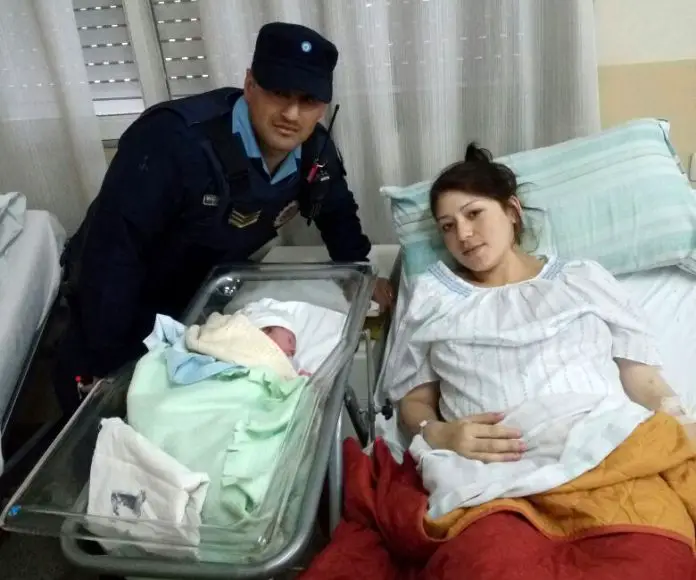 El oficial junto a la madre, ya en el hospital