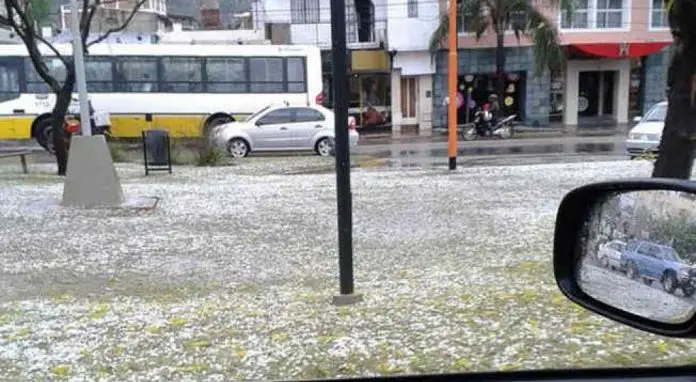 El Granizo caído despertó a muchos vecinos . Foto Ilustrativa