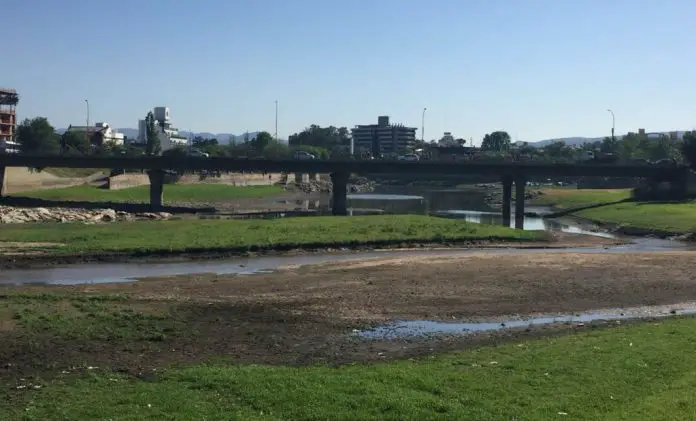 El lago muestra un nivel muy bajo