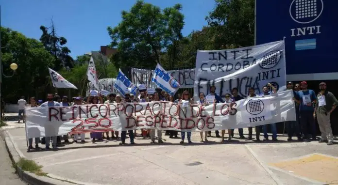 Reclamos en el INTI por los despidos.
