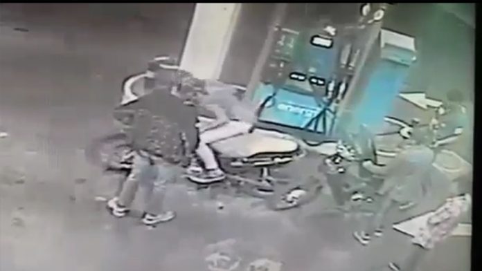 Los 4 asaltantes en la estación de servicio