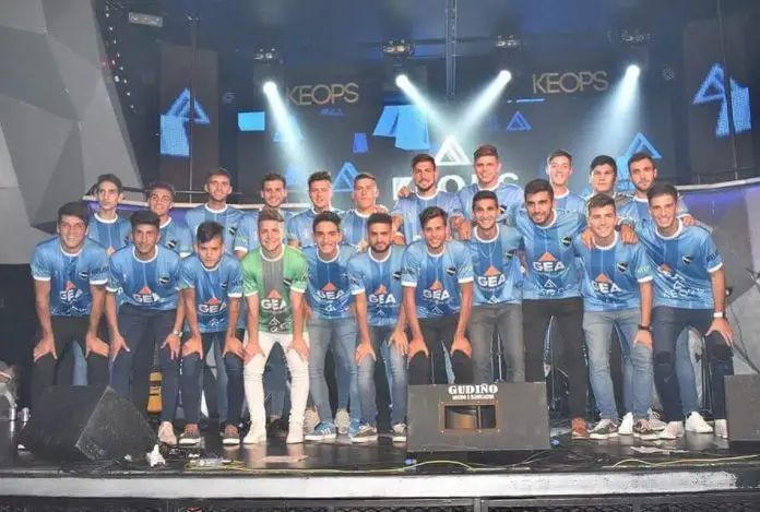 El plantel con la nueva camiseta