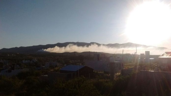 Por la mañana aún podía verse la columna de humo