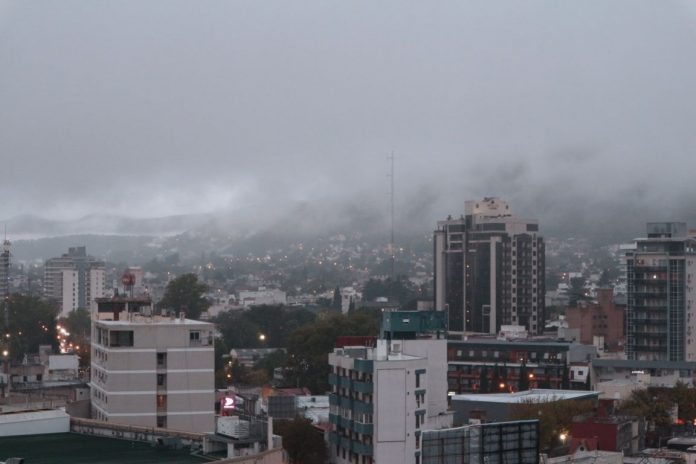 Lluvia y neblina. Así amaneció el miércoles en la villa.