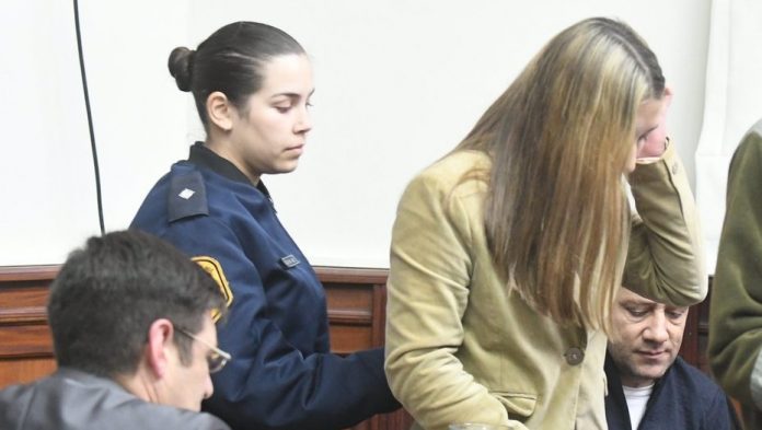 B1H3KYCWX_930x525__1