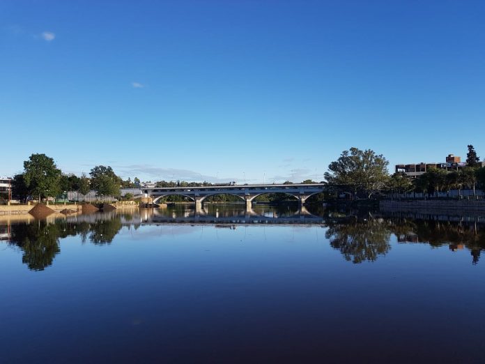 El lago y el cielo muestran un azul profundo