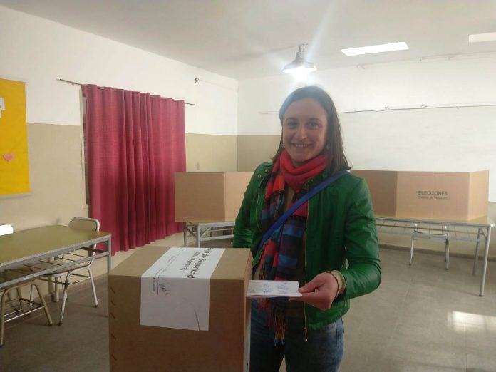 Fernanda Ames vota - elecciones municipales 2019