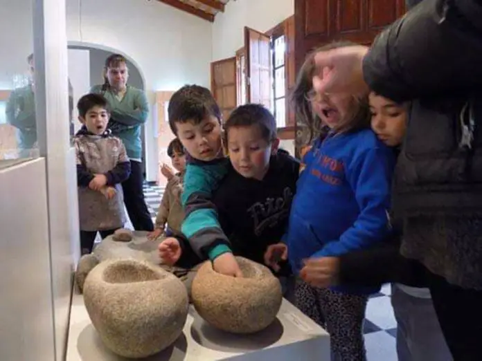 chicos en el museo