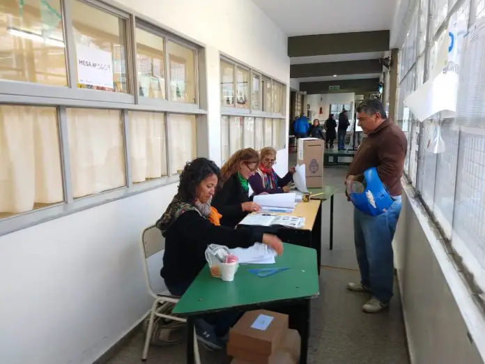 La gente llega a votar al Instituto Dante Alighieri