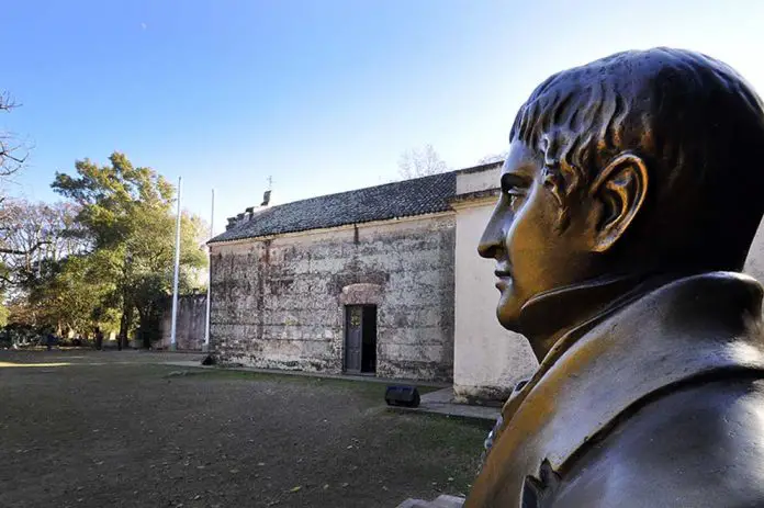 Busto-de-Manuel-Belgrano-en-uno-de-los-laterales-de-la-Capilla-de-Pilar