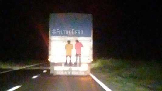 CHICOS-COLGADO-CAMIÓN-LAS-VARILLAS-POZO-DEL-MOLLE