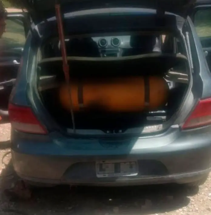 auto-brasas-fuego-la-falda