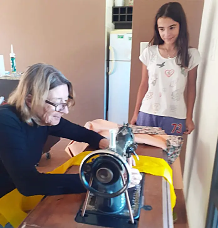 Con la abuela haciendo barbijos