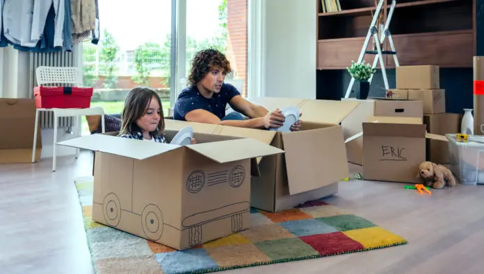 Niños y niñas en casa