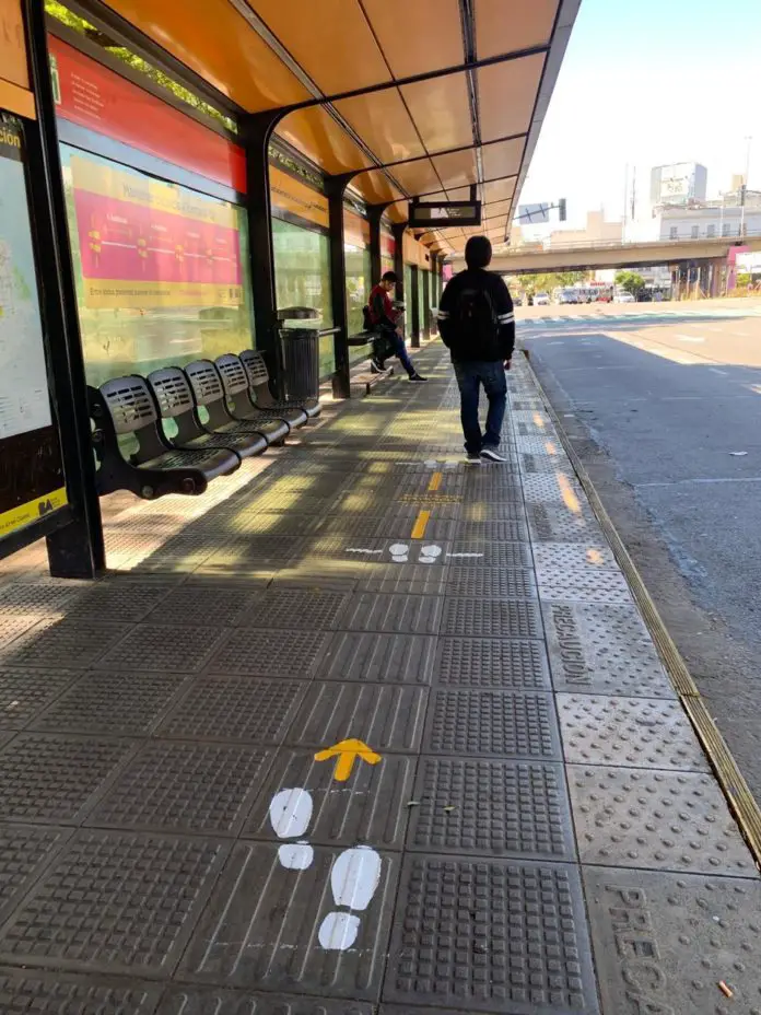 Demarcación en veredas distanciamiento aislamiento