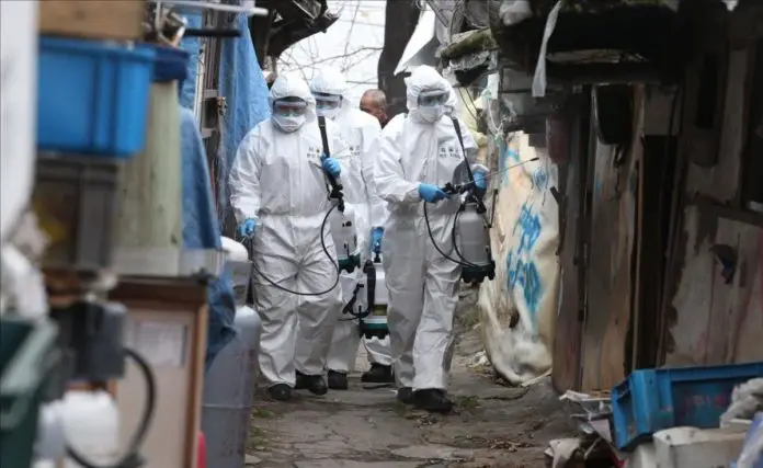 soldados-corea-del-sur-desinfectan-barrio-seul-ante-temor-contagio-del-coronavirus-1583224766383