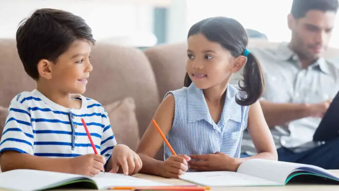 chicos escribiendo