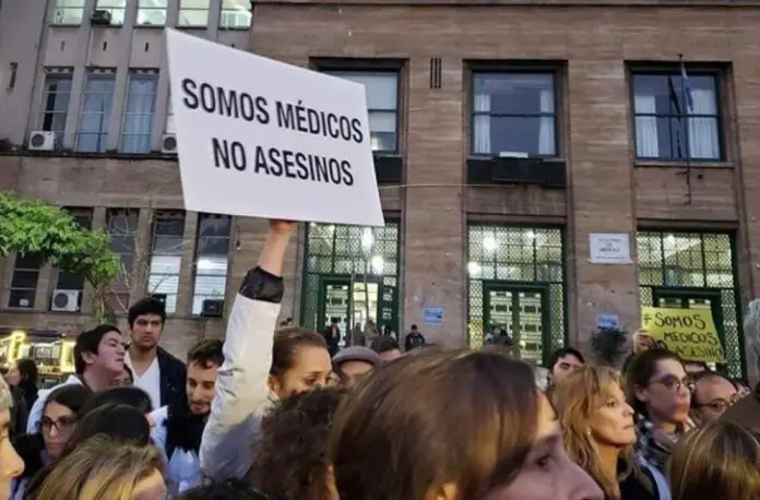 Somos médicos no asesinos