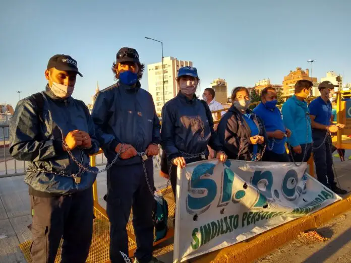 trabajadores encadenados1