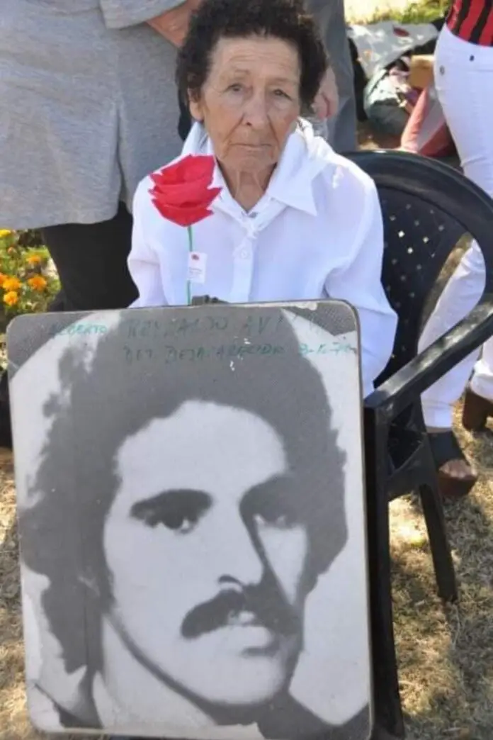 Lidia sosteniendo la foto de su hijo Alberto.