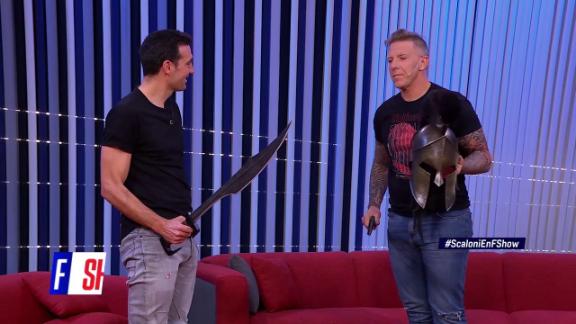 Hu_210713_DEPORTES_FUTBOL_SYNDICATION_COMAR_LANACION_SCALONI_FANTINO_COPA_AMERICA_espadas_casco