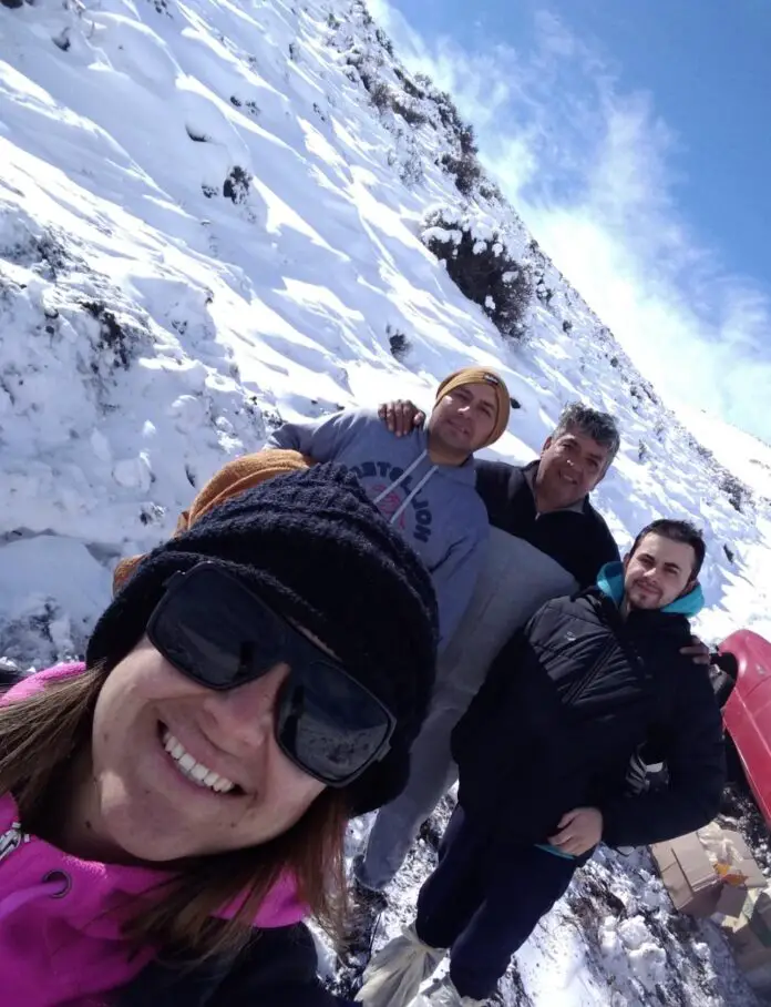 Alicia junta al grupo solidario