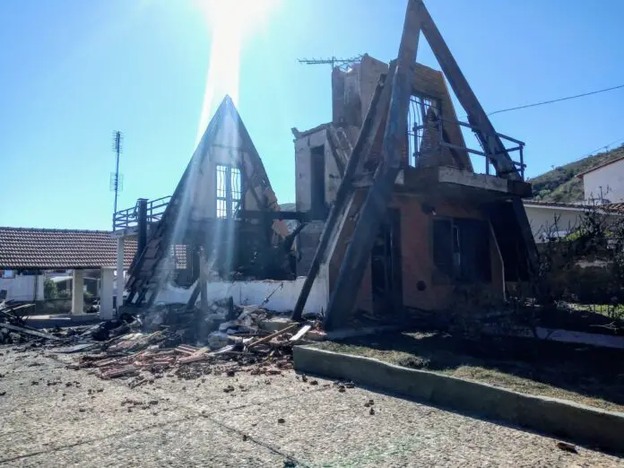 casa alpina incendiada