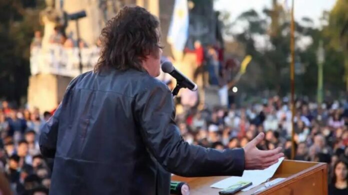 milei-habla-a-la-gran-cantidad-de-gente-que-fue-a-su-acto-de-lanzamiento-en-plaza-holanda-1215050