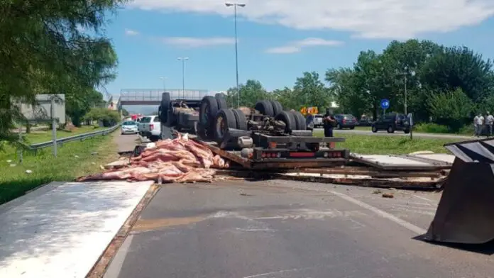 camion-frigorifico-accidente-villa-allende-ruta-e-53