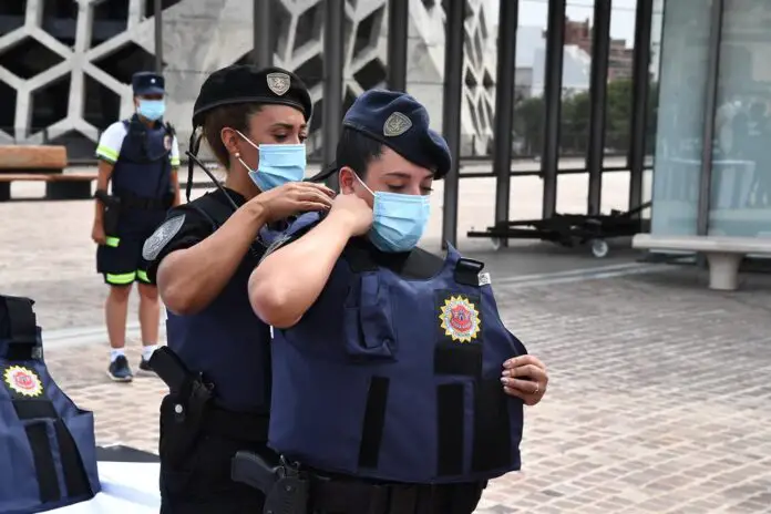 mujer policía