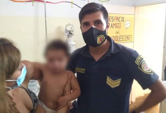 policia salva niña