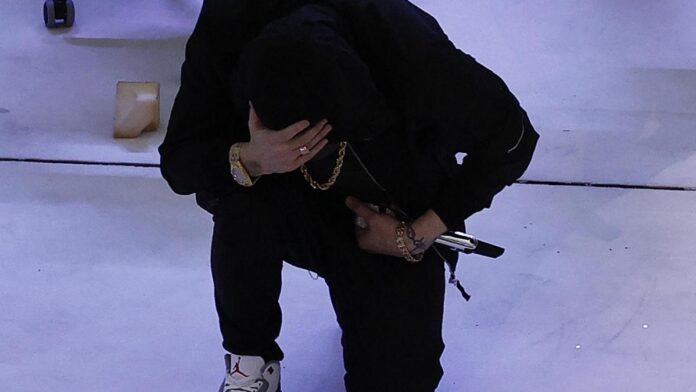 eminem-arrodillado-en-la-super-bowl.r_d.1007-566-0