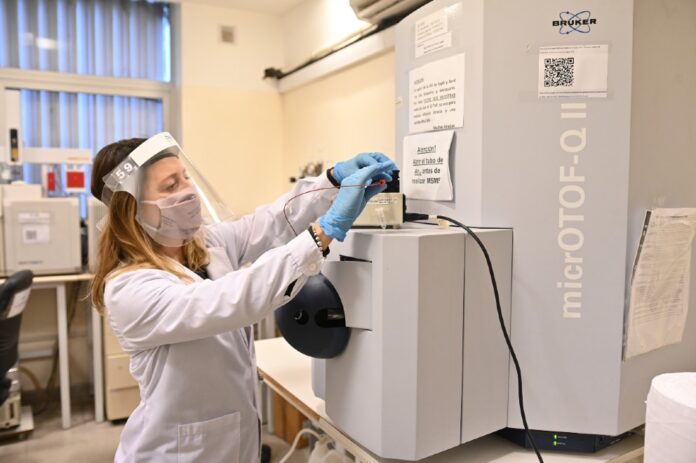 mujer-en-laboratorio