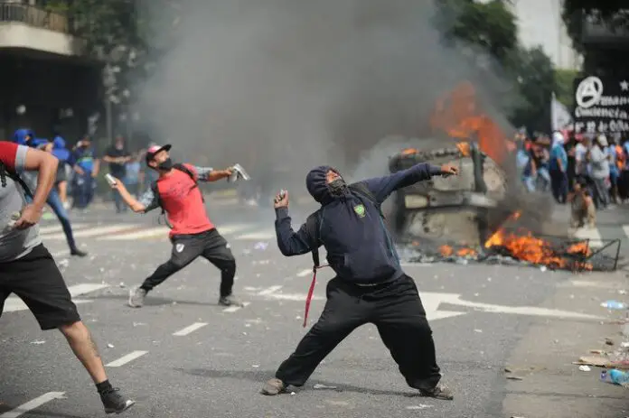 incidentes-frente-al-congreso-foto___3mNSsxxgN_720x0__1