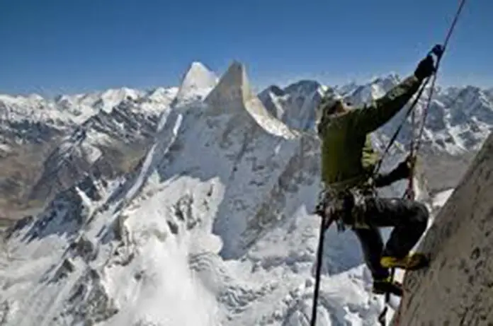 alpinista arriba
