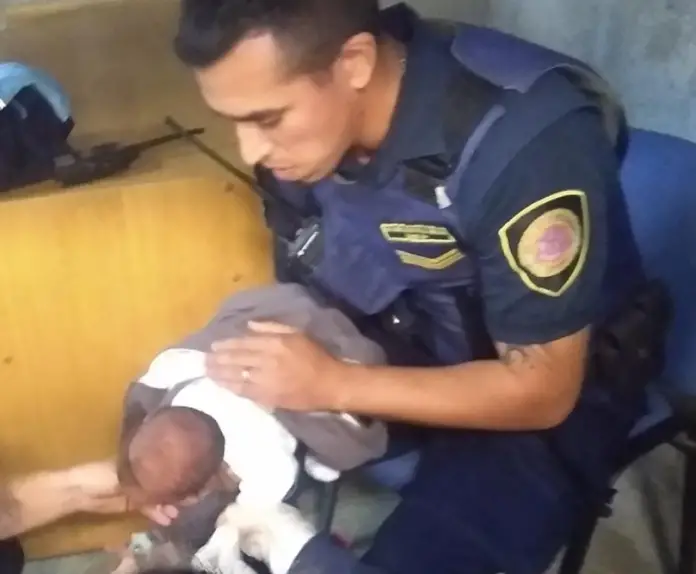 policia salva niña carlos paz