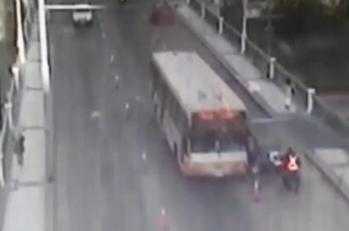 colectivo embistió puesto policial