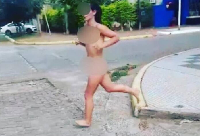 mujer corre desnuda
