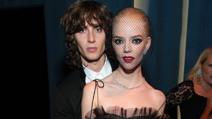 Anya Taylor-Joy junto a Malcom Mcrae