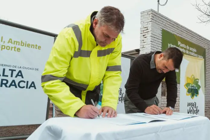 Firma Acuerdo Gabriel Lencina, Ejecutivo Comercial de Geocycle y el Intendente de Alta Gracia Ab. Marcos Torres Lima