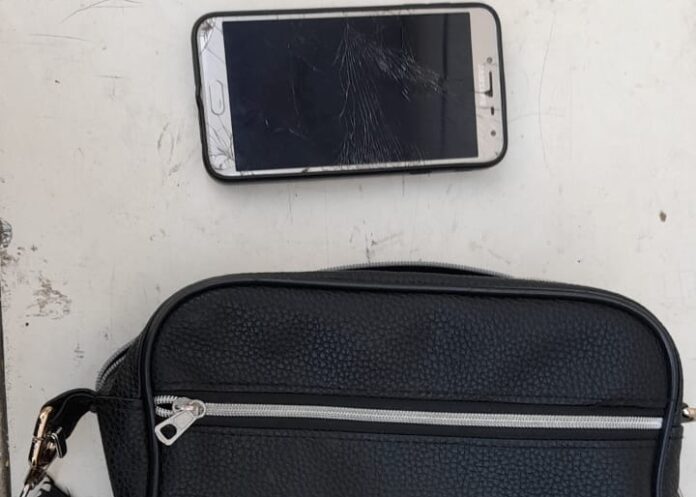 bandolera y teléfono