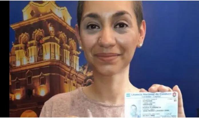Florencia con su carnet