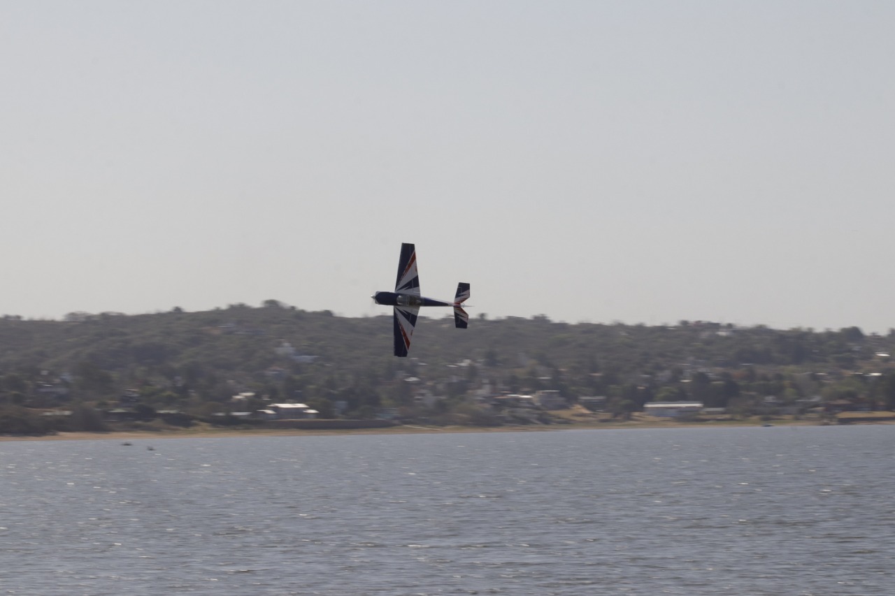 Reviví en fotos el show de aviones en la costanera de Carlos Paz por el ...
