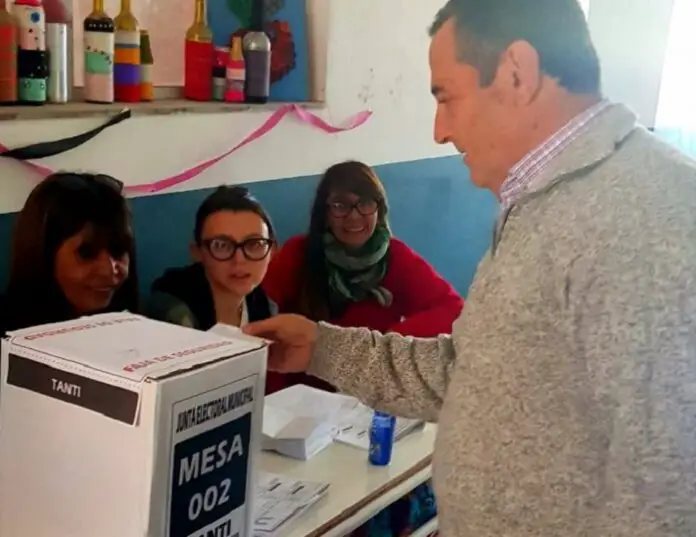azar votando