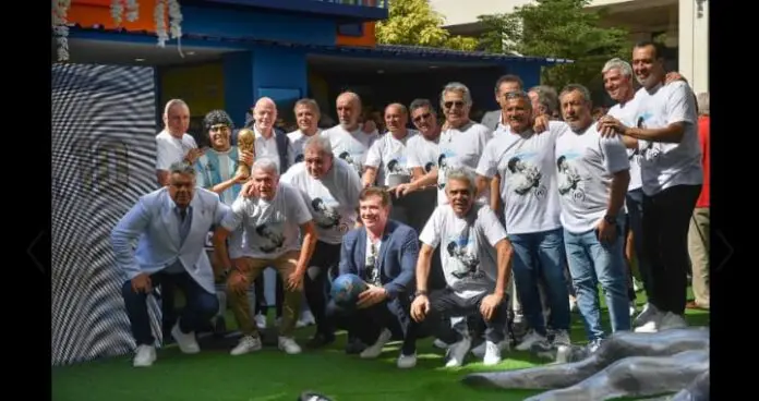 Campeones del mundo homenajearon a Maradona