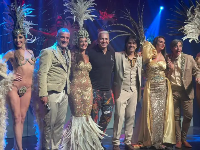 Flavio junto a Omar Suárez y elenco