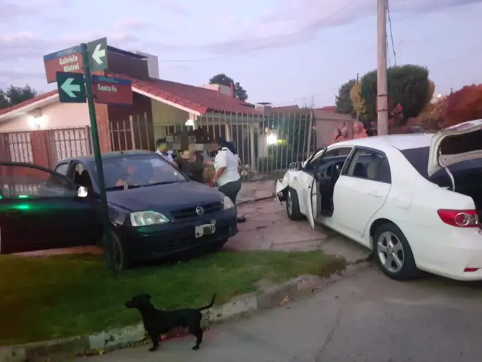 Fuerte choque en barrio La Cuesta terminó con un herido