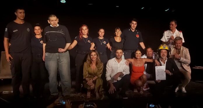 bomberos y vecinos