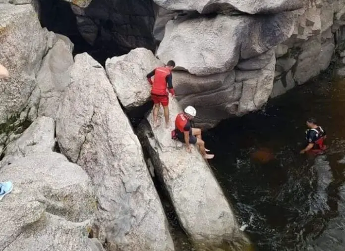 murió un turista ahogado en mina clavero