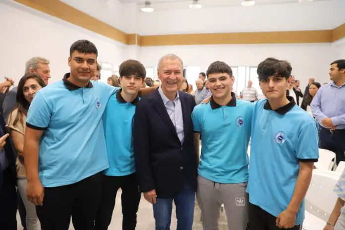 Juan y jóvenes de secundaria